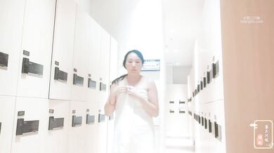 大众浴室内部员工偷拍多位白白嫩嫩的少妇换衣服光溜溜的到处跑